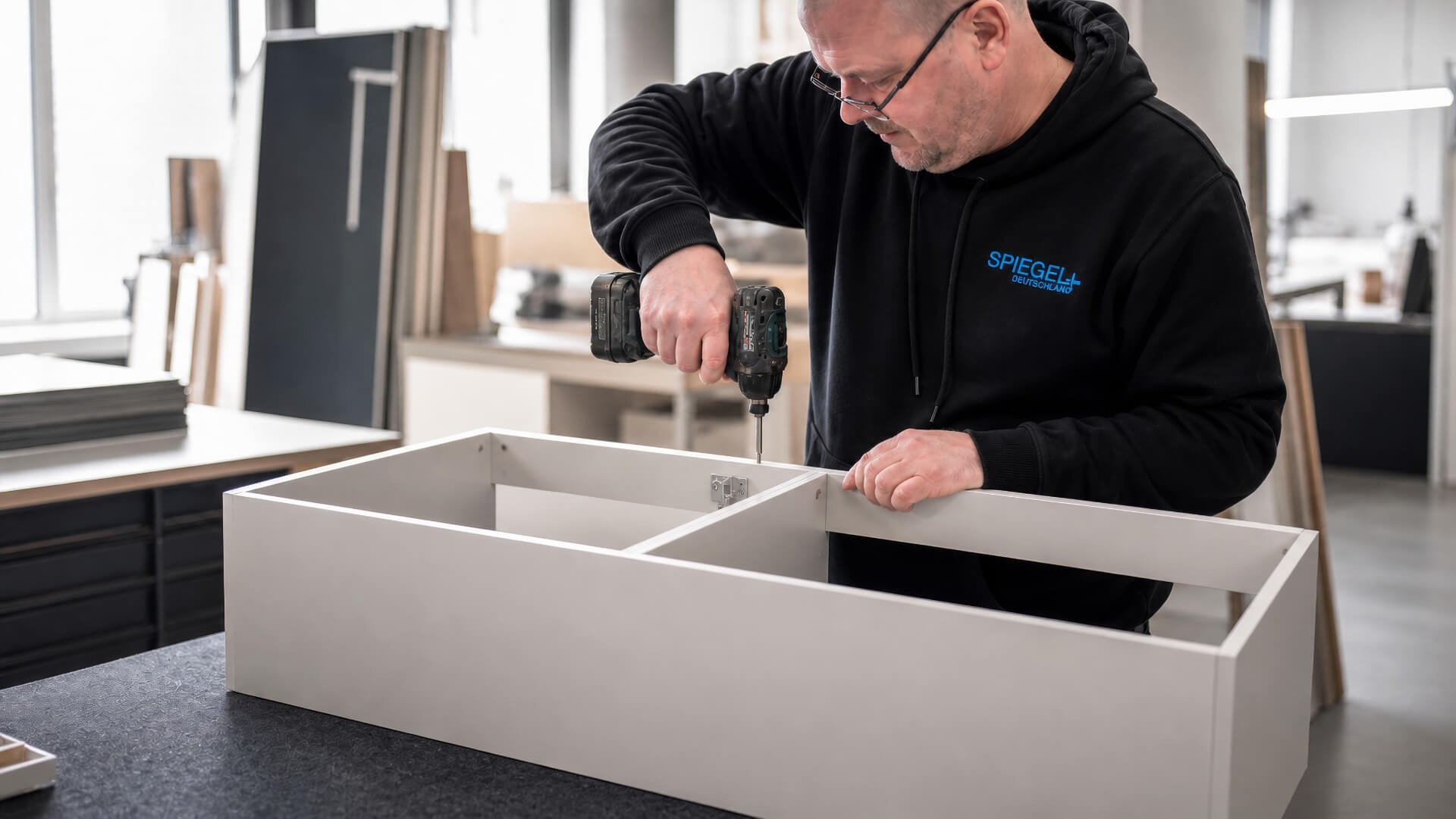 Montage eines maßgefertigten Spiegelschrank-Korpus